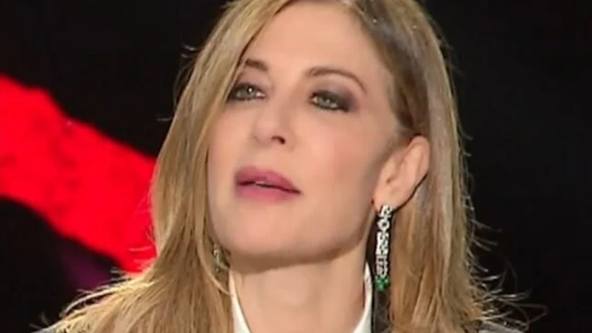 Francesca Fagnani durante l'intervista a Belve