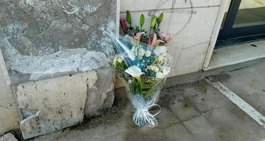 mamma figli giù balcone crepet