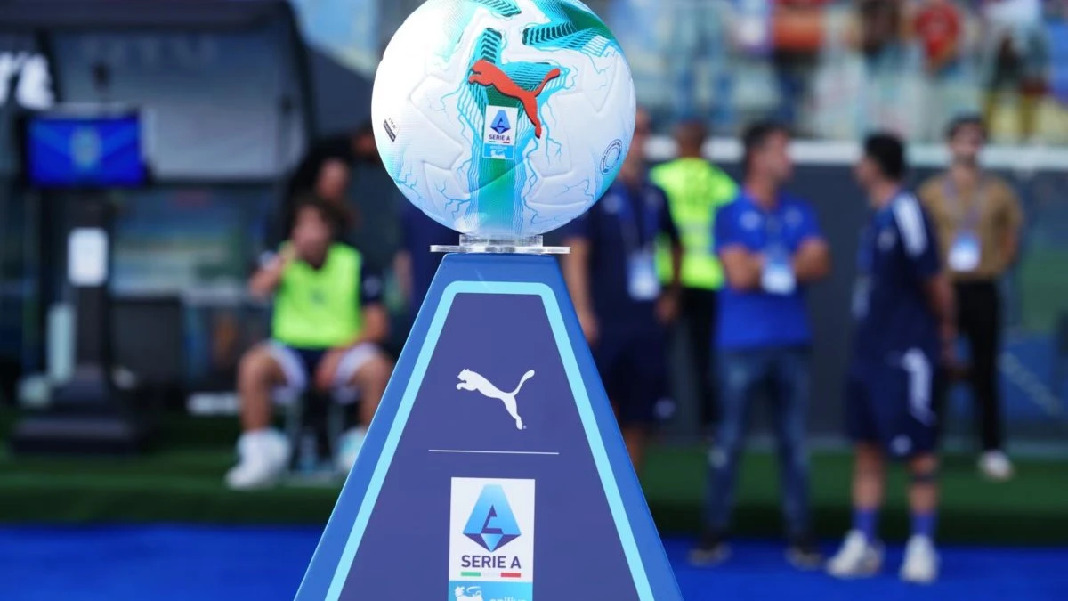 Partita di Serie A con arbitro e assistenti al lavoro
