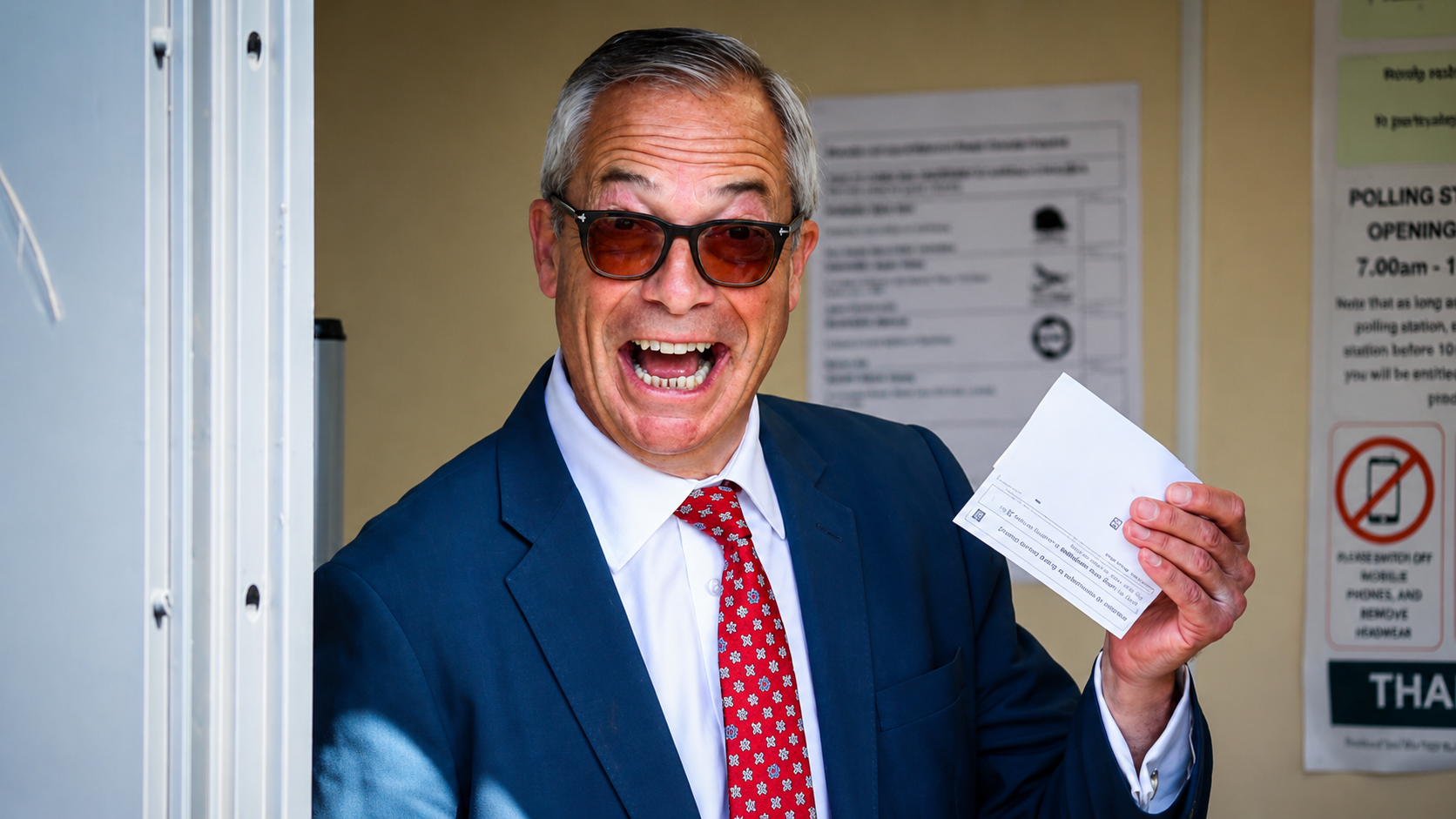 Regno Unito, il terremoto elettorale: Farage vola, Starmer crolla e il vecchio sistema si sfalda