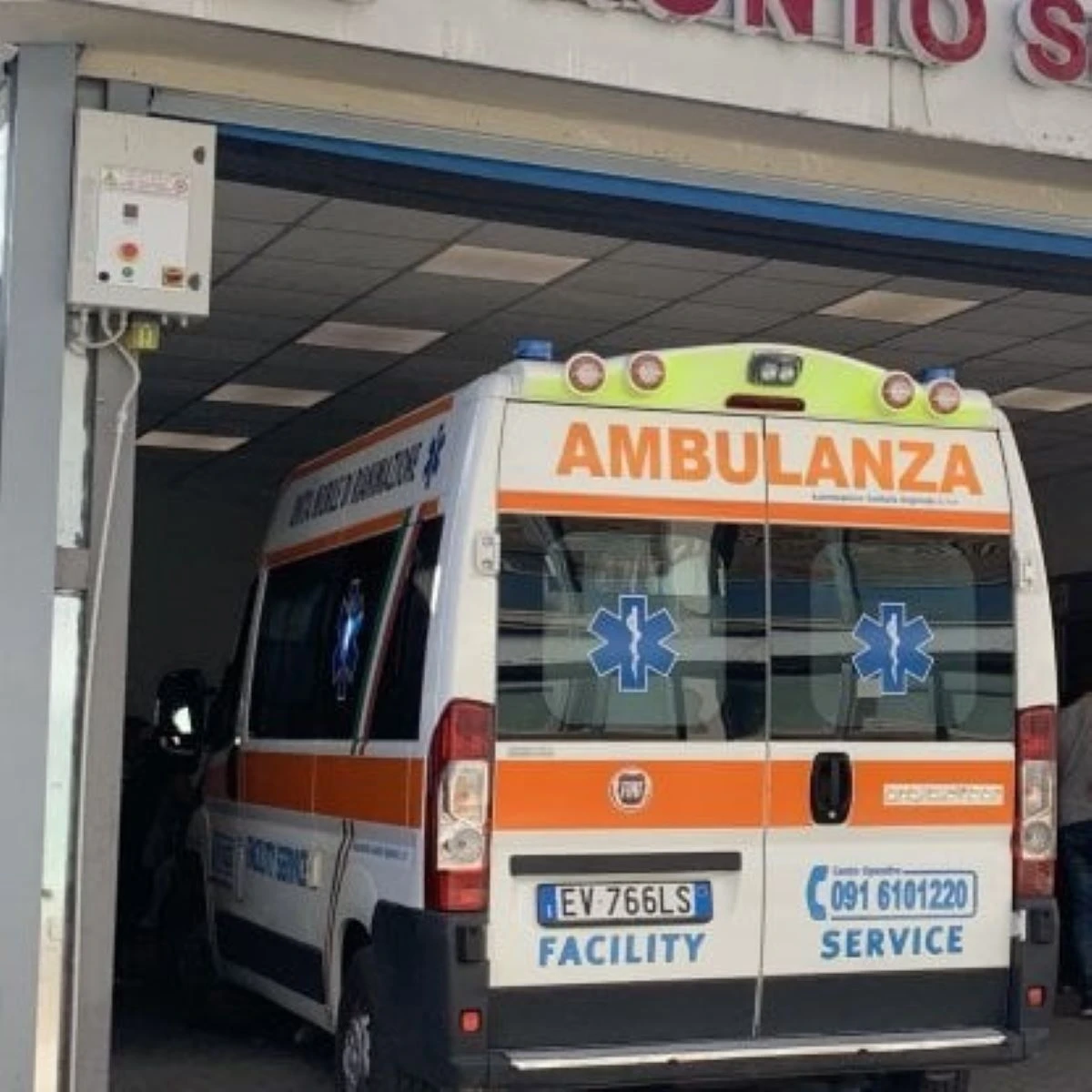 Ambulanza e soccorsi sul luogo dell'incidente