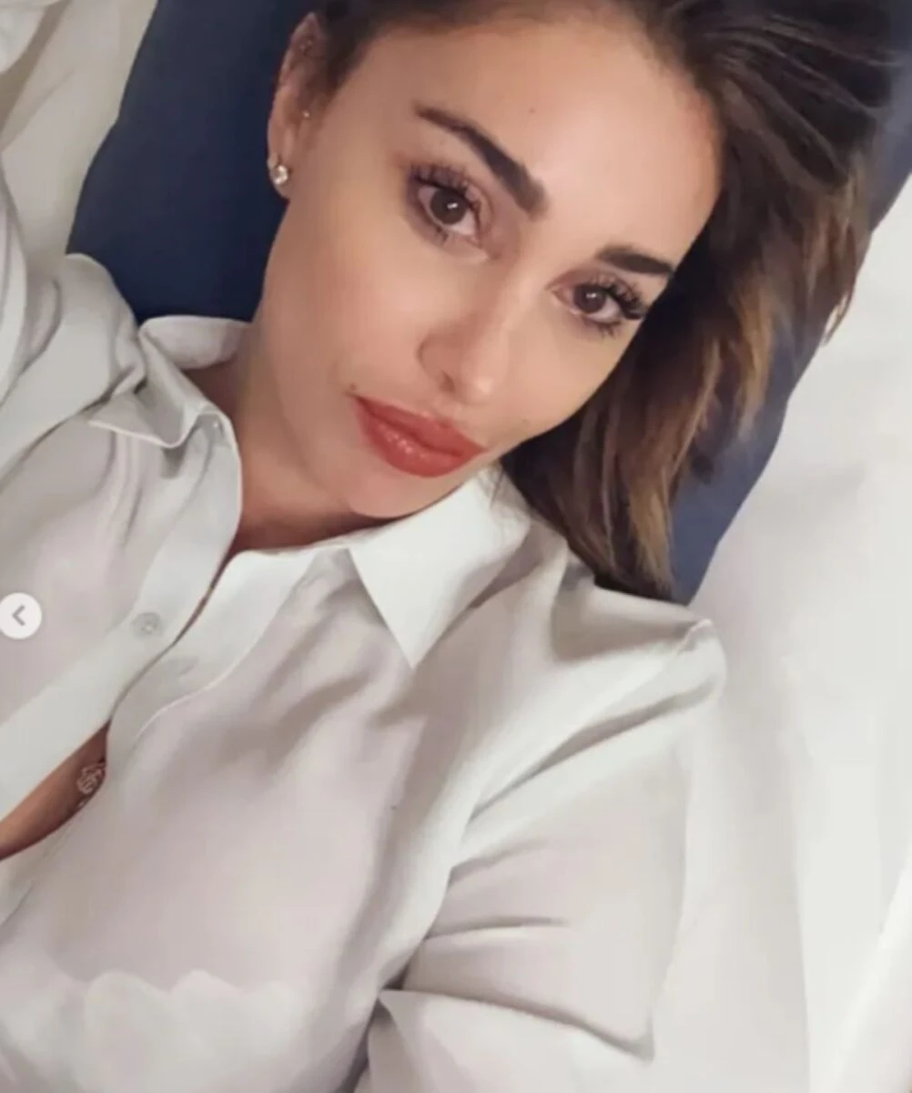 Belen Rodriguez seduta con espressione pensierosa