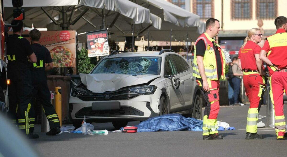 auto folla lipsia morti