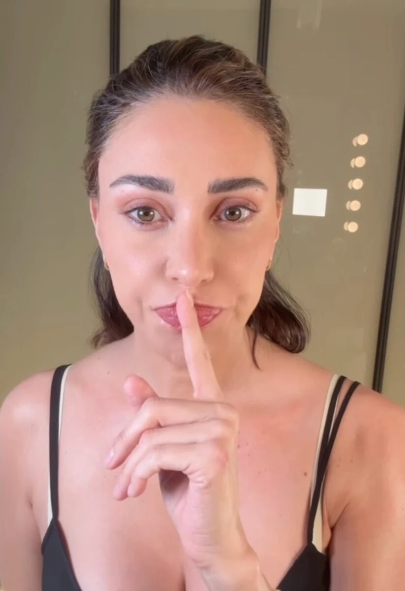 Belen Rodriguez in studio televisivo con espressione seria