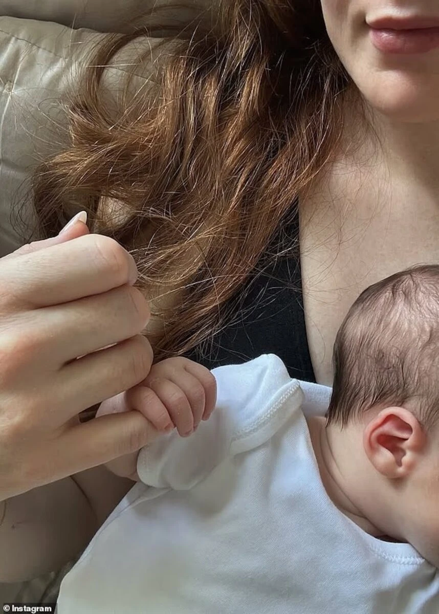 Nicola Roberts fotografata in un momento di tenerezza con la figlia