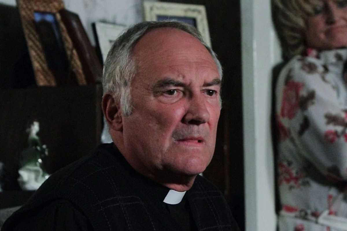 Michael Keating in una foto di scena