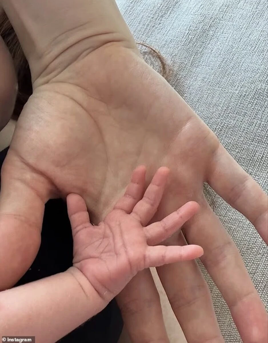 Nicola Roberts con la sua bambina appena nata