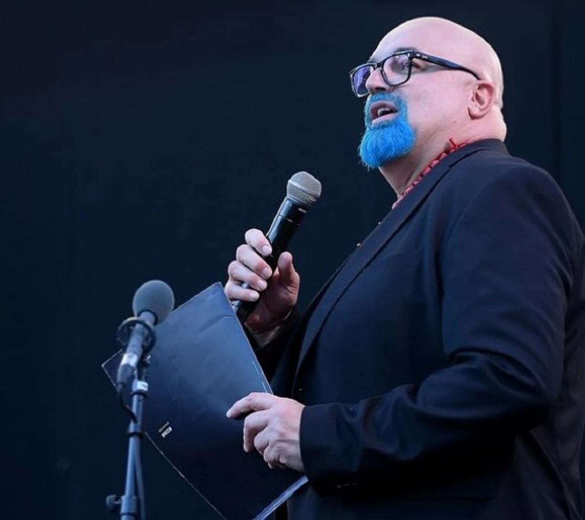 Giovanni Ciacci ritratto con sorriso e occhiali