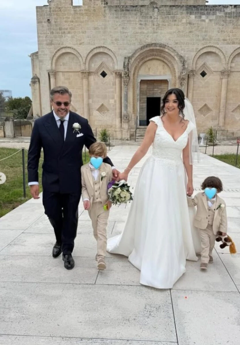 Roberta Di Fiore sorridente accanto ad Andrea Lo Cicero durante il matrimonio