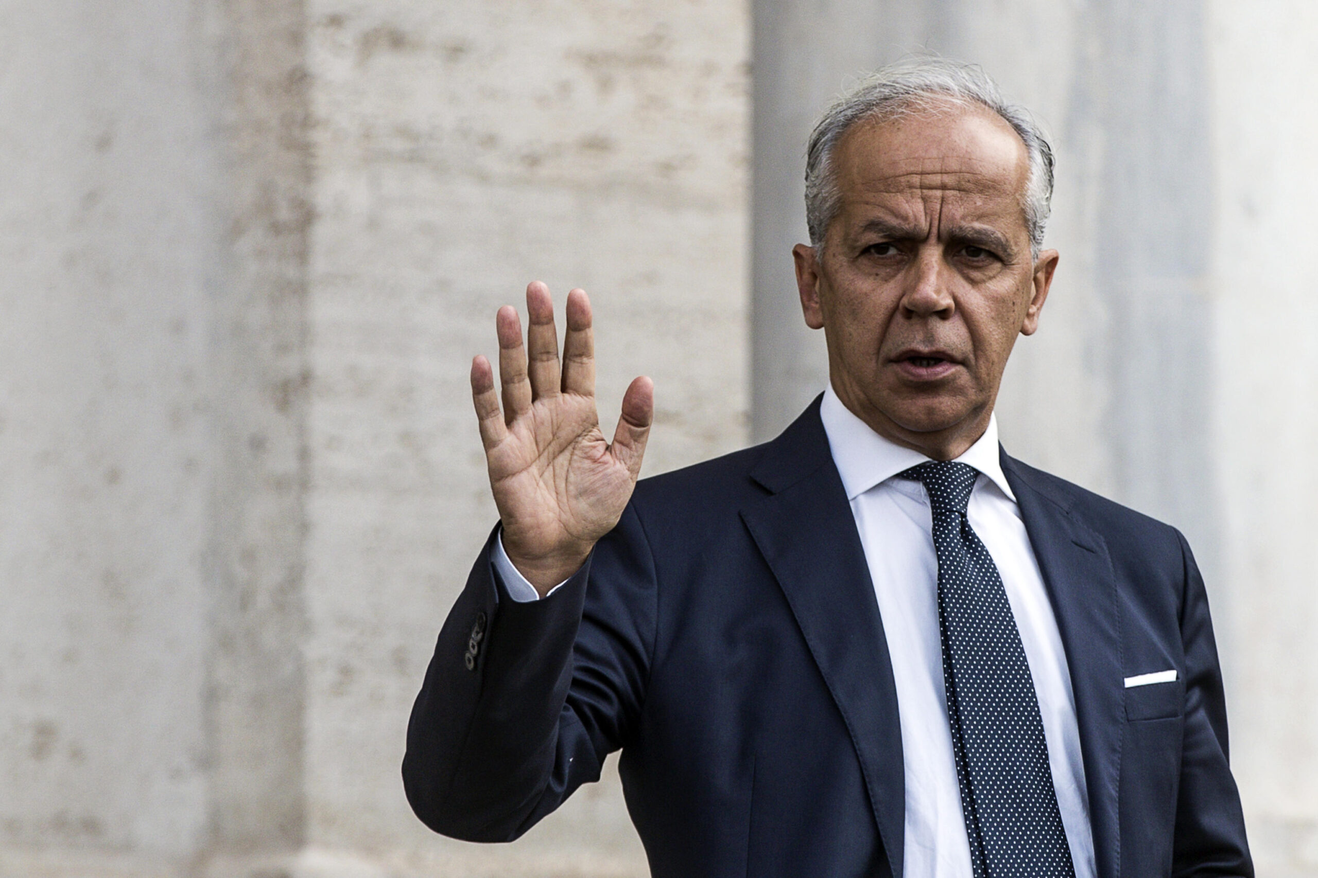 Piantedosi rilancia sulla sicurezza: “Più poteri alla polizia locale e tolleranza zero sull’immigrazione illegale”