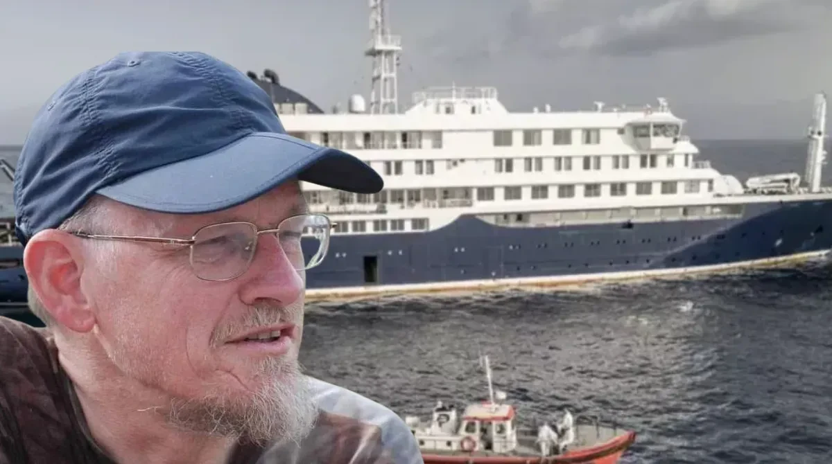 Leo Schilperoord, ornitologo olandese di 70 anni e paziente zero dell'epidemia di hantavirus, fotografato durante una spedizione di birdwatching con la nave da crociera MV Hondius sullo sfondo.