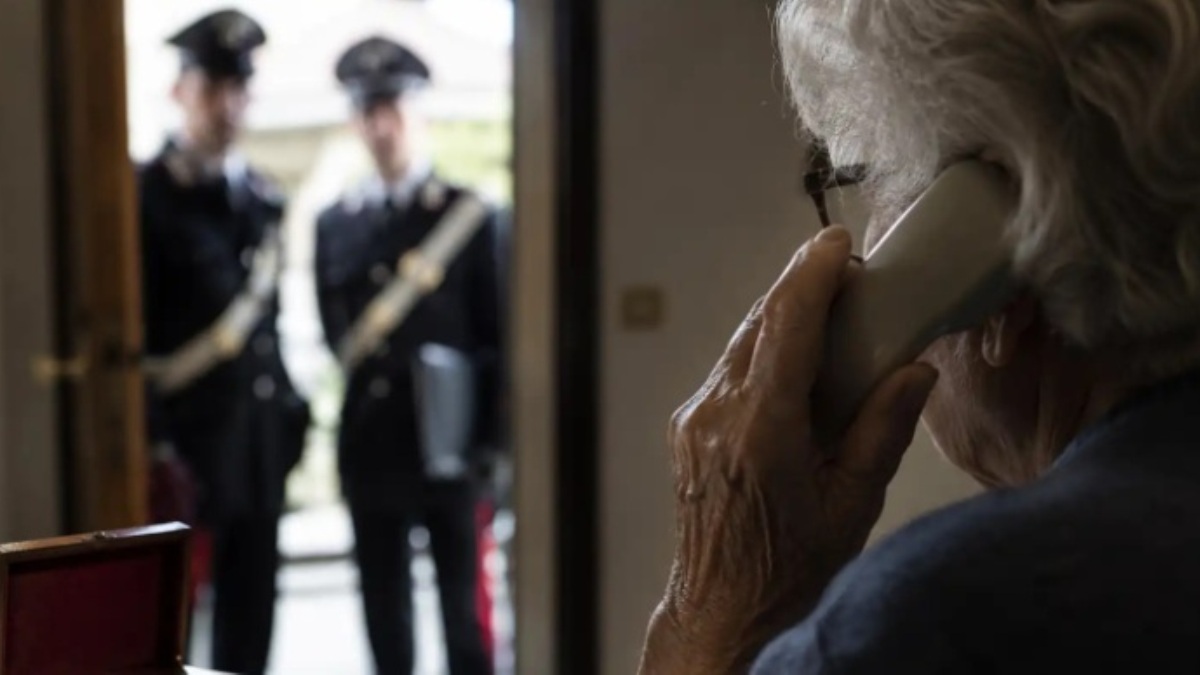 si fingono carabinieri truffa