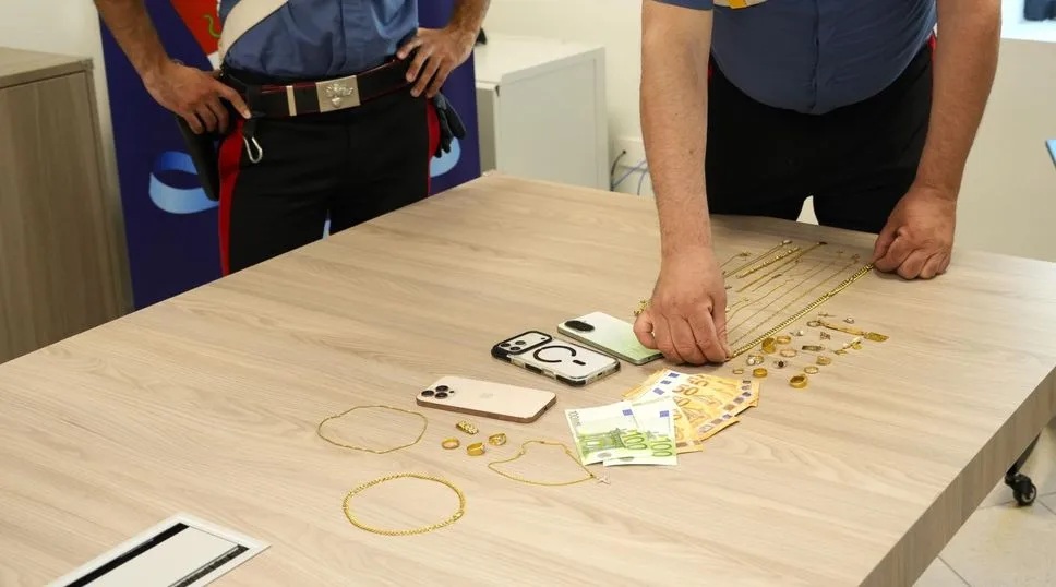 si fingono carabinieri truffa