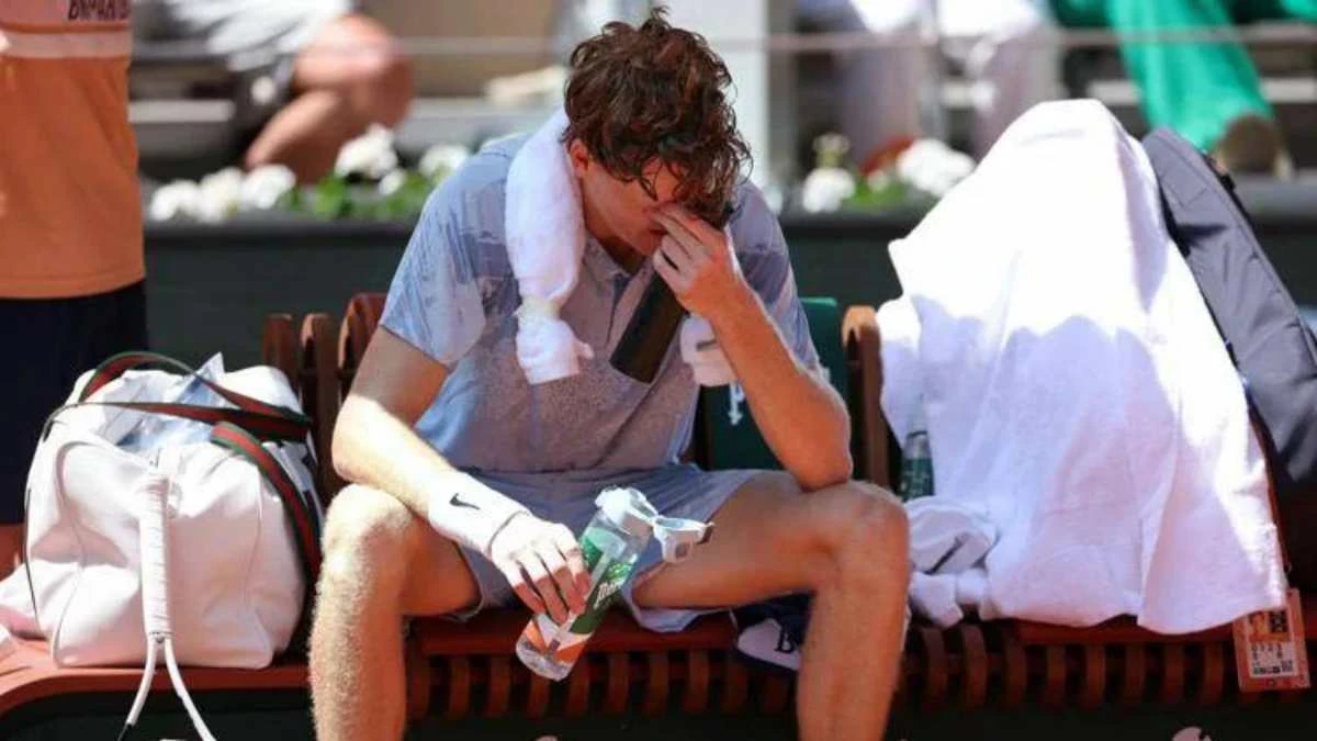 Jannik Sinner durante il malore al Roland Garros