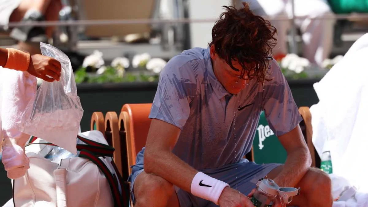 Jannik Sinner durante il match al Roland Garros
