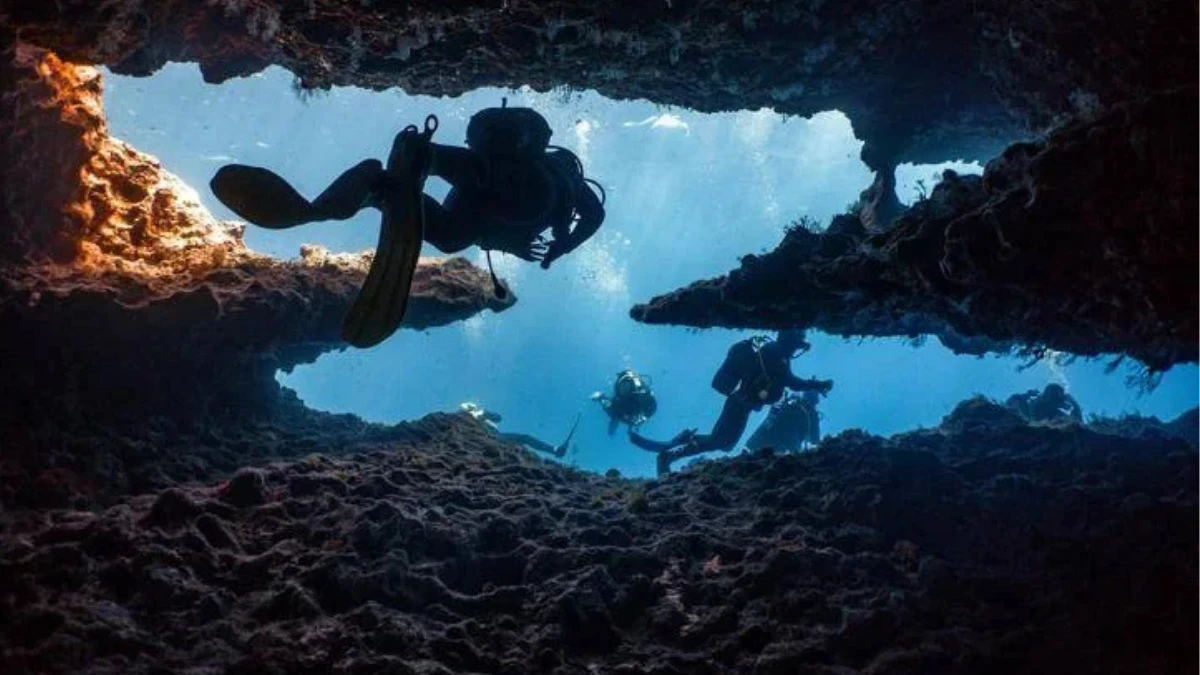 Subacquei durante un'immersione tecnica alle Maldive