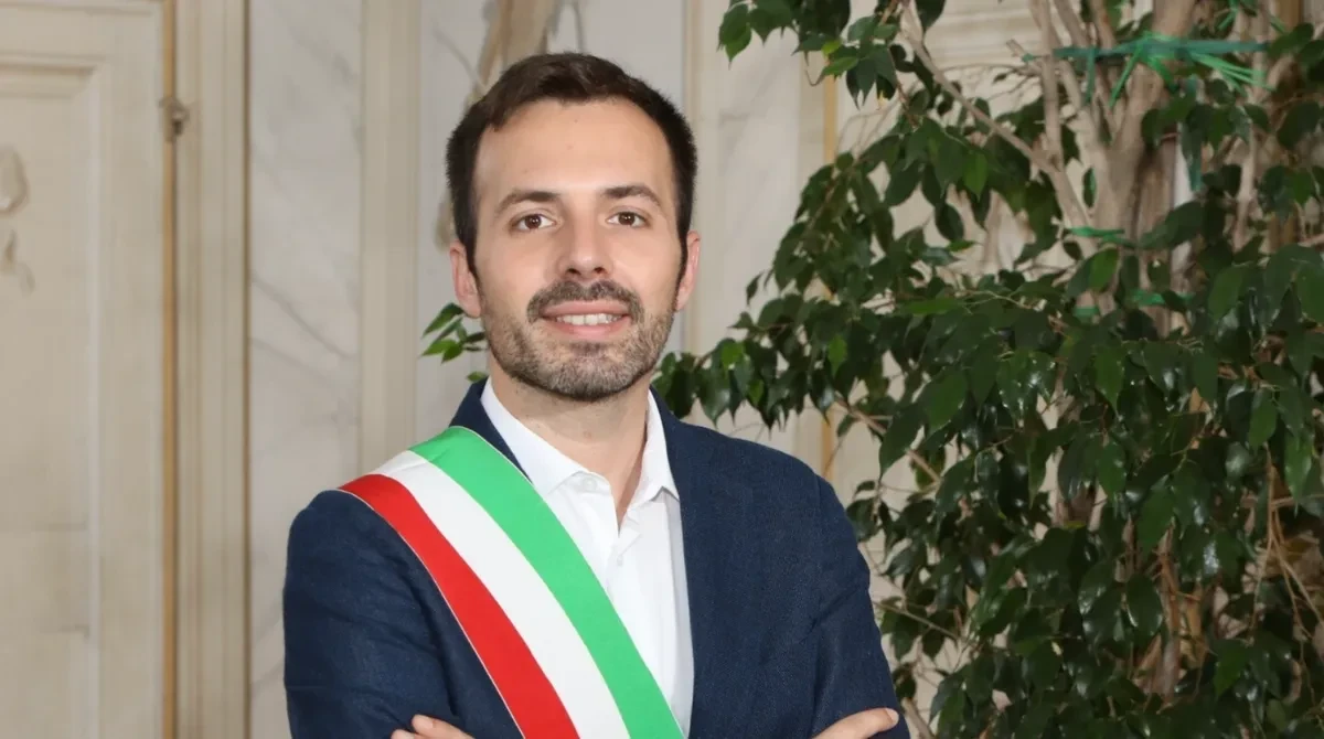 Andrea Tagliaferri durante il racconto dell’inseguimento ai ladri d’auto in autostrada