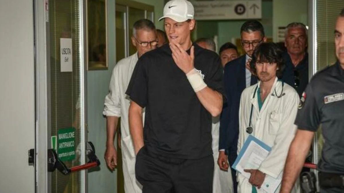 Jannik Sinner lascia l'ospedale San Raffaele di Milano