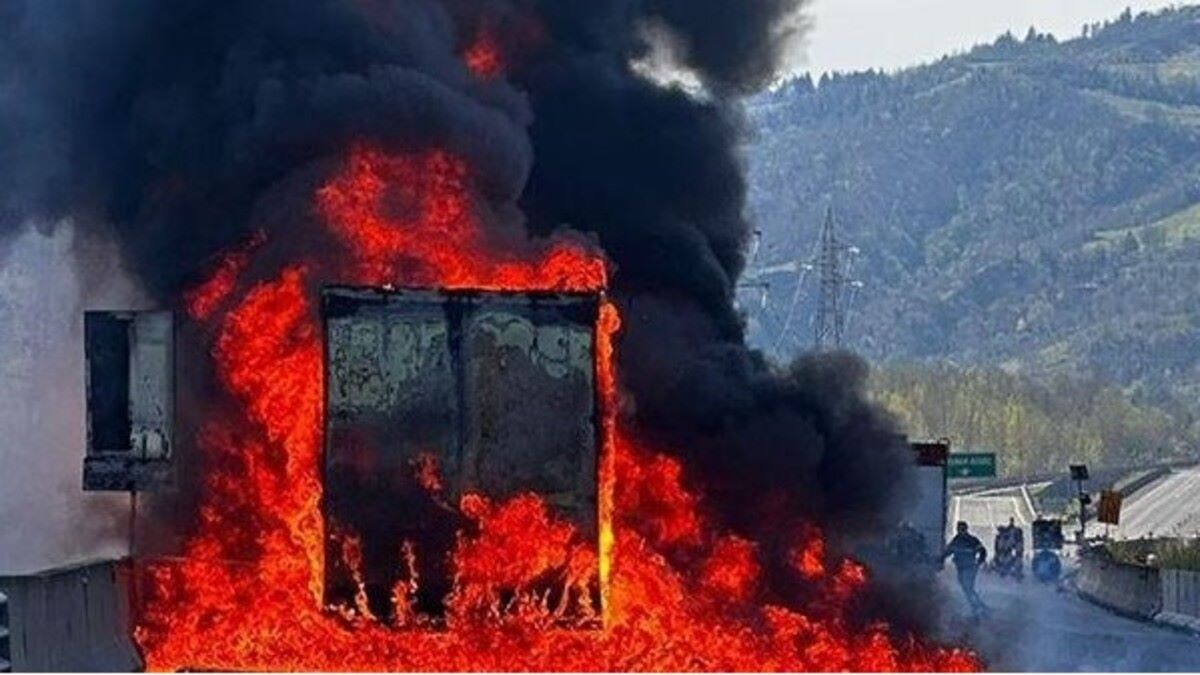 “Fiamme altissime”. Tir prende fuoco in autostrada: è caos in Italia