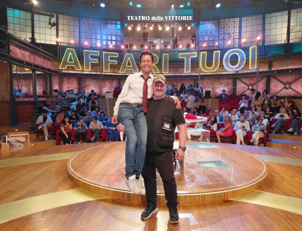 Thanat Pagliani nel backstage di Affari Tuoi