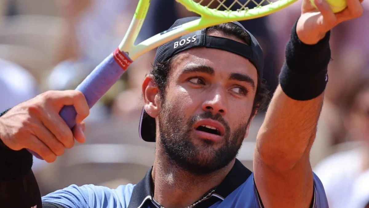 Matteo Berrettini in azione al Roland Garros