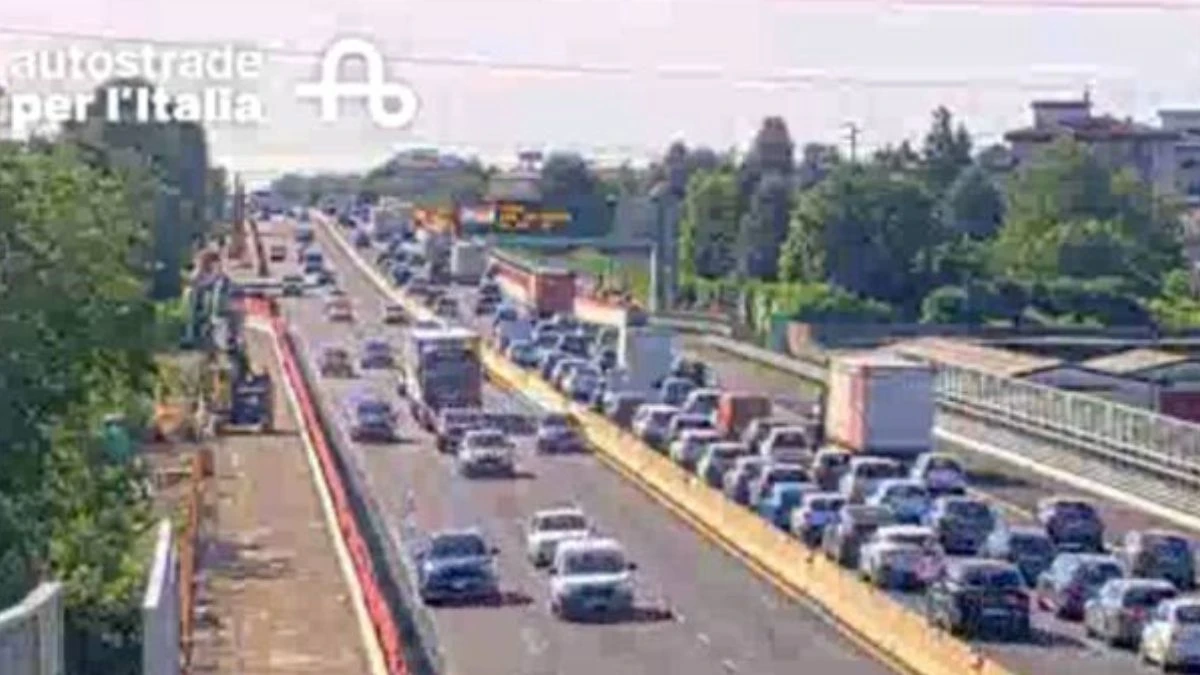 Coda in autostrada per deviazione a causa dell'incendio