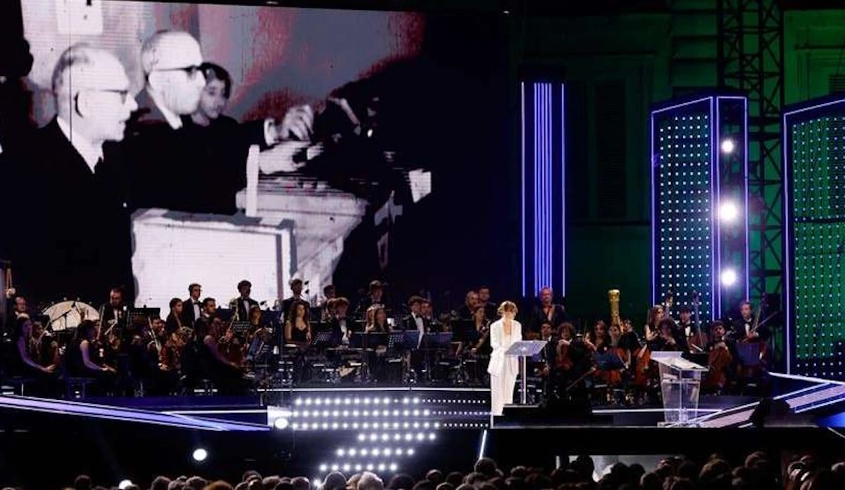 Artisti sul palco per la celebrazione del 2 giugno