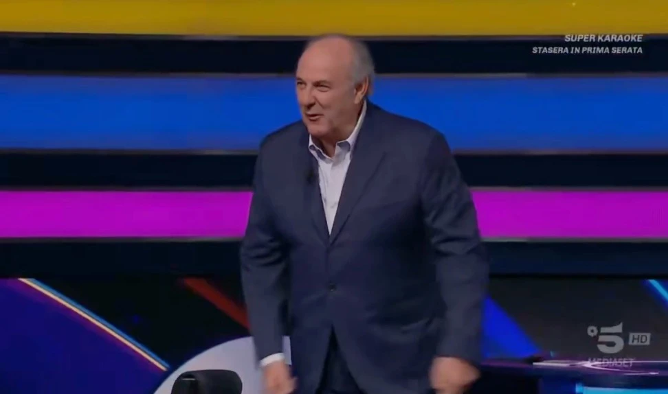 Gerry Scotti durante la conduzione de La Ruota della Fortuna