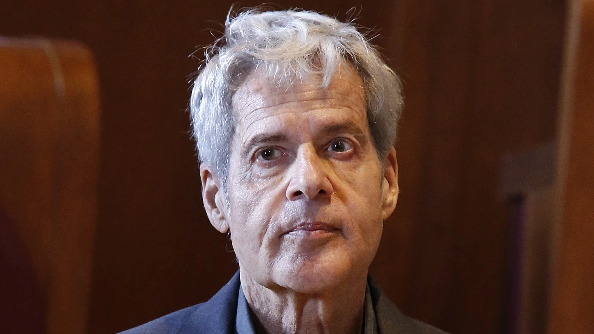 Claudio Baglioni seduto al pianoforte durante il videomessaggio