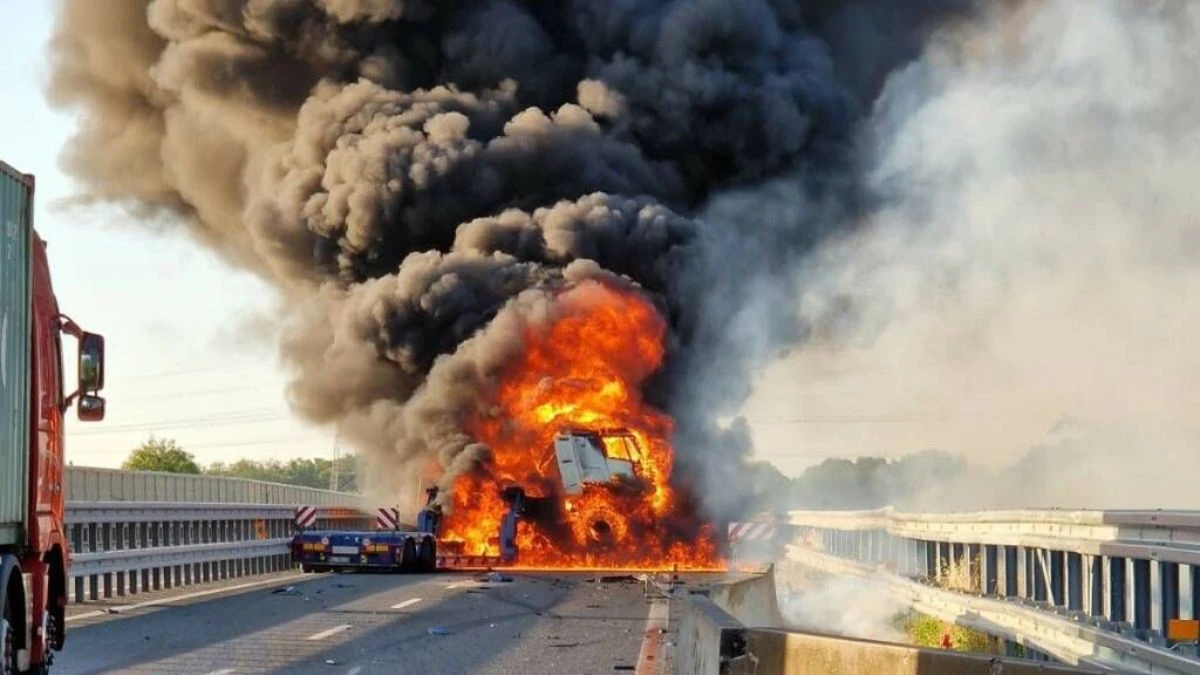 Mezzo pesante in fiamme sull'autostrada A13