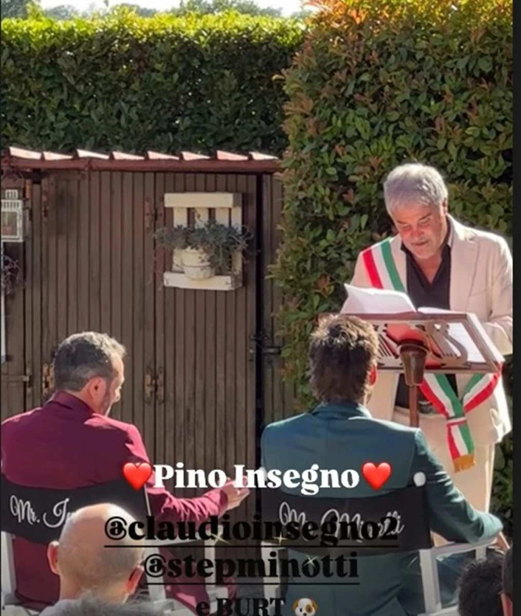 Pino Insegno durante la cerimonia del fratello Claudio Insegno