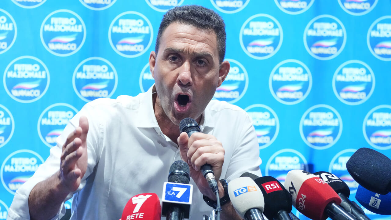 Futuro Nazionale, l’assemblea di Vannacci finisce in rissa: spintoni e tessere strappate