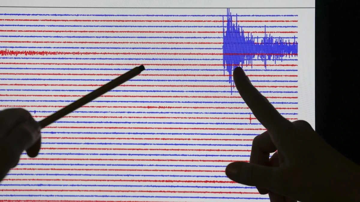 Scenario di emergenza dopo un forte terremoto con edifici danneggiati e soccorsi in azione