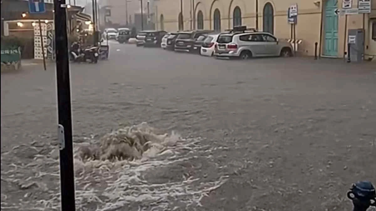 Auto sommerse e strade allagate a Brusciano