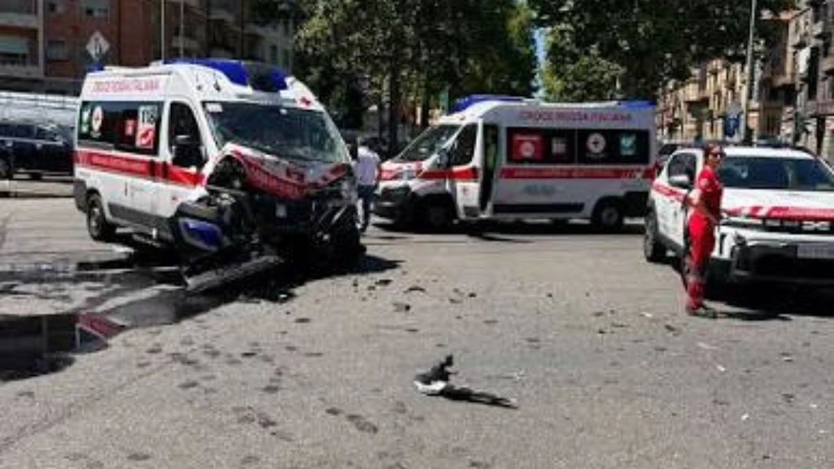 Veicoli coinvolti e area dell'incidente a Torino con presenza delle forze dell'ordine