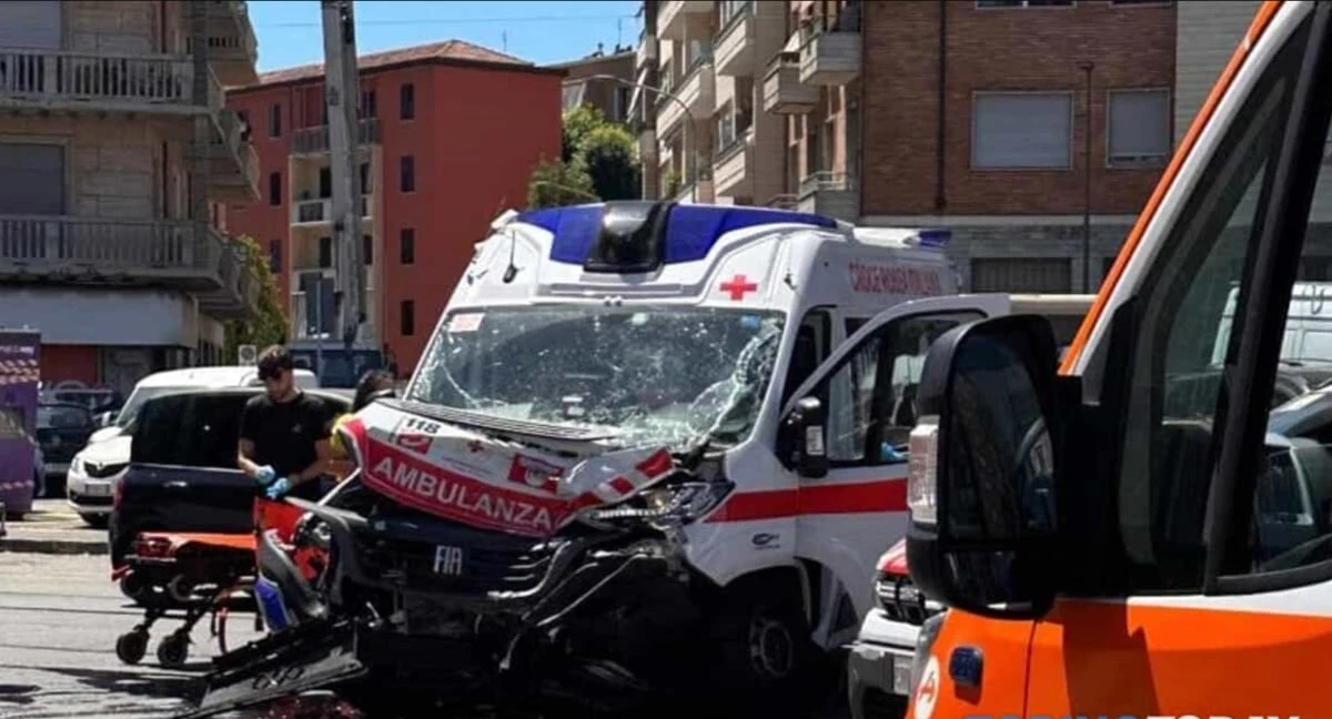 Ambulanza coinvolta in incidente a Torino