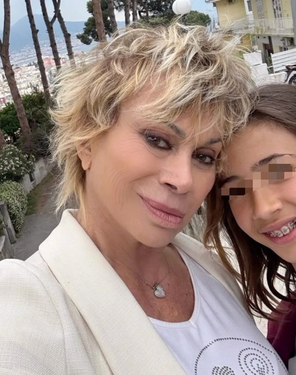 Carmen Russo con la figlia Maria durante la celebrazione dell'esame di terza media