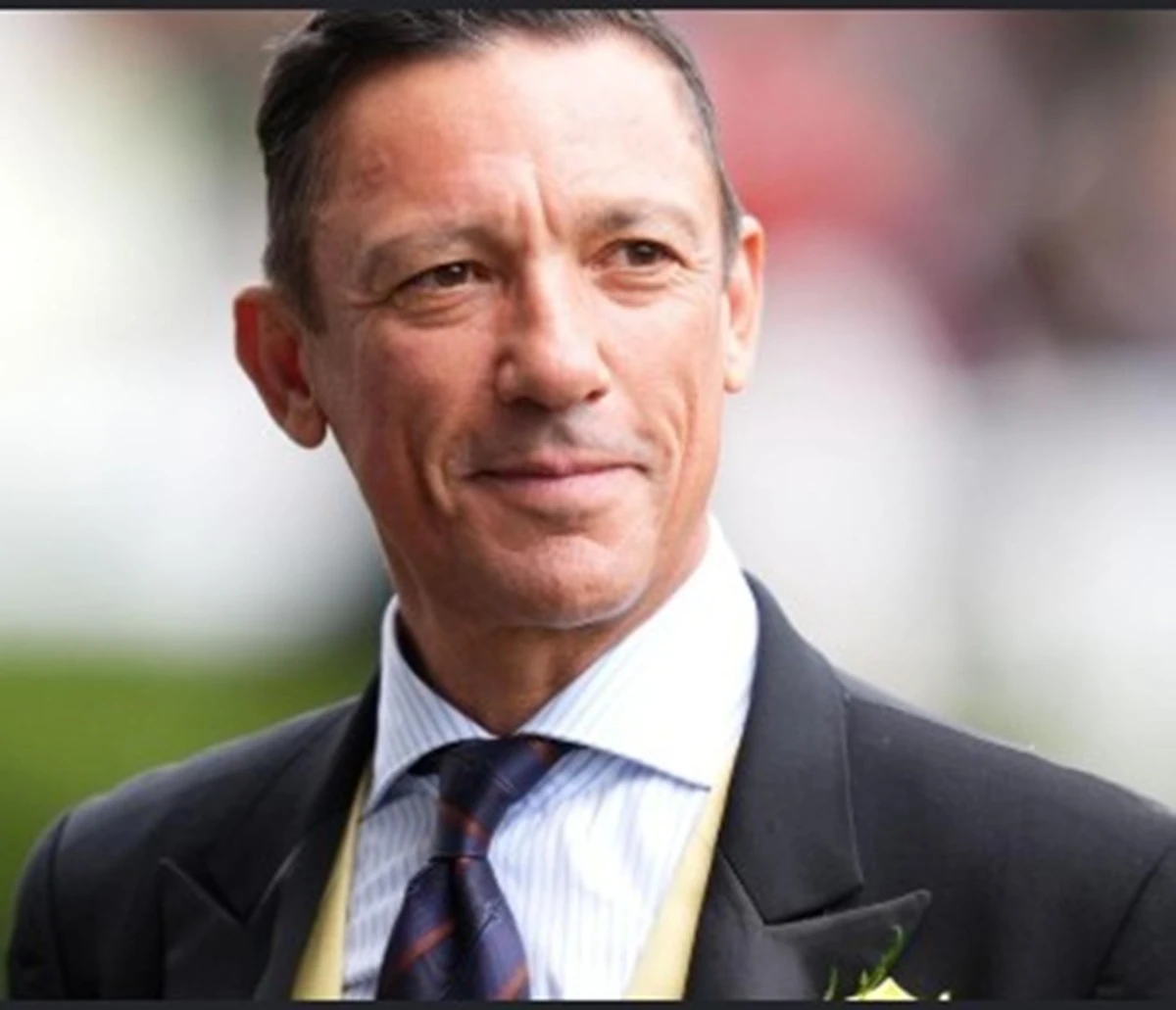 Frankie Dettori in azione durante una corsa ippica