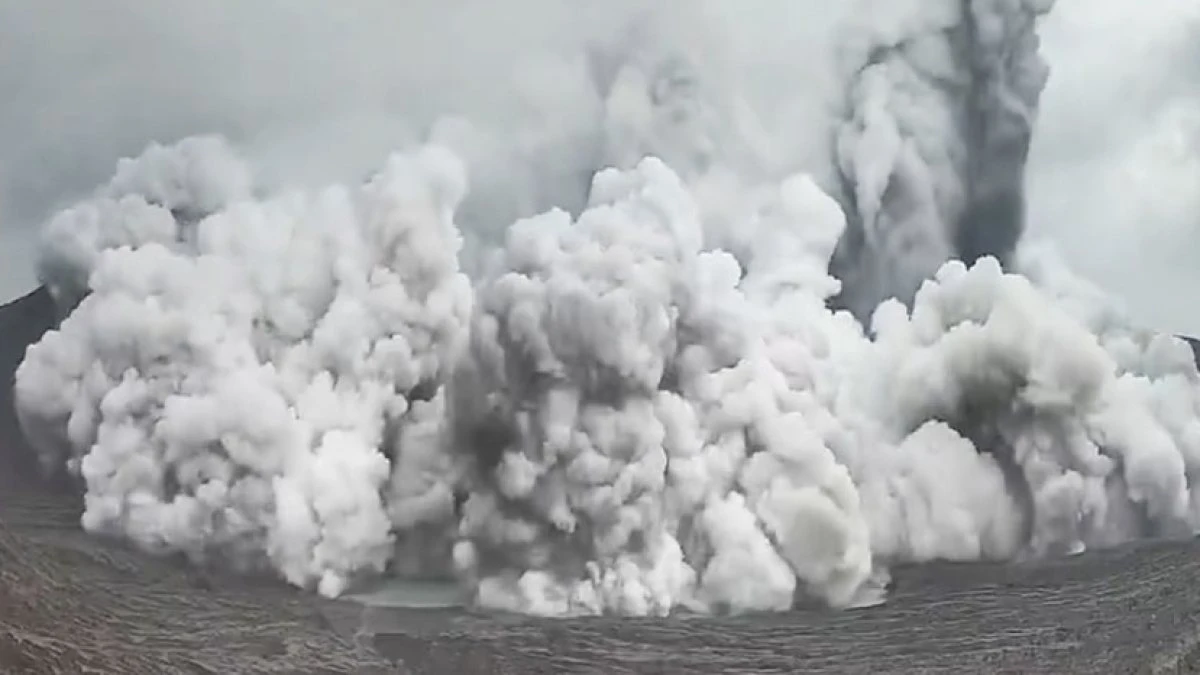Eruzione vulcano Taal con colonna di cenere nel cielo