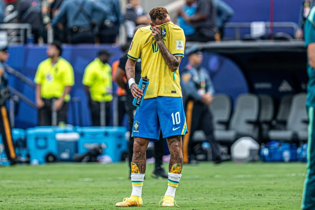 Neymar in campo durante il match contro la Norvegia