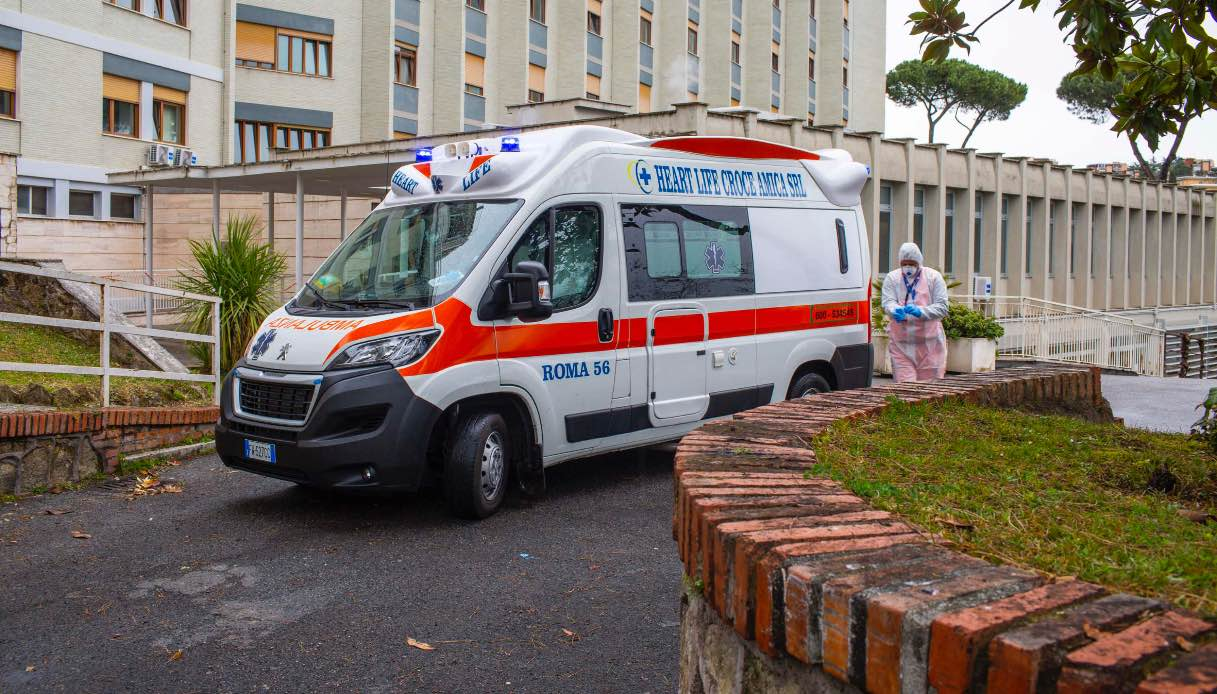 “Nausea, vomito e febbre alta”. Muore due giorni dopo il ricovero in ospedale: il sospetto dei medici