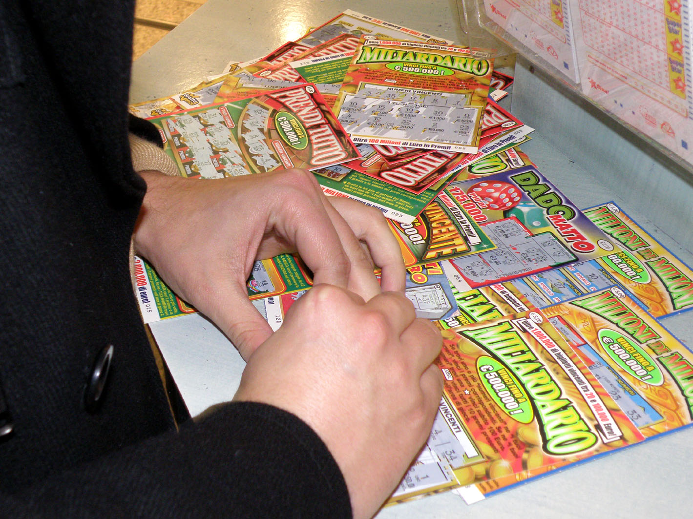 Compra un gratta e vinci, lo gratta poi lo choc