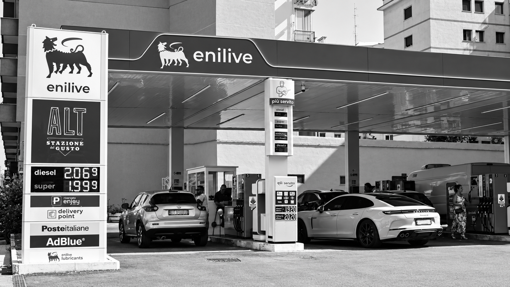 Carburanti, il diesel sfiora i 2,50 euro in autostrada: il tetto Eni e il nodo della concorrenza