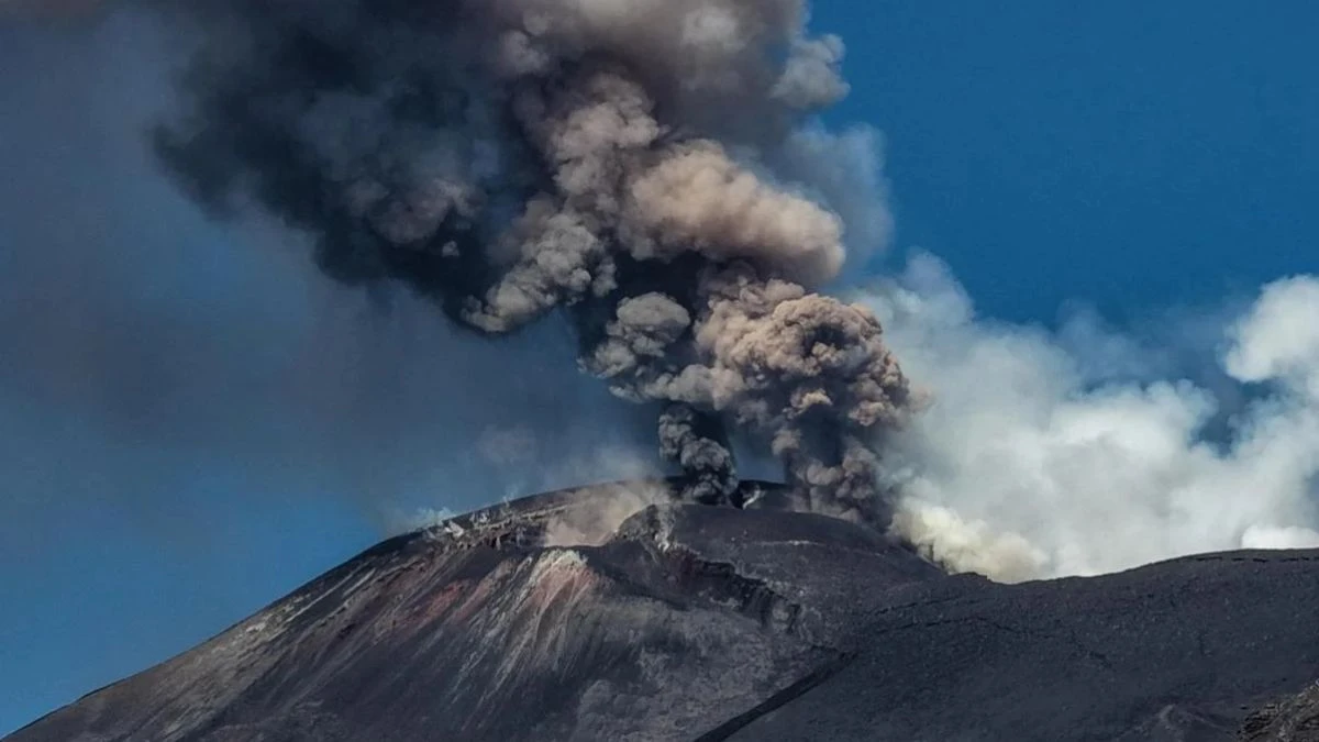 Caos Italia, la situazione del vulcano peggiora: voli sospesi