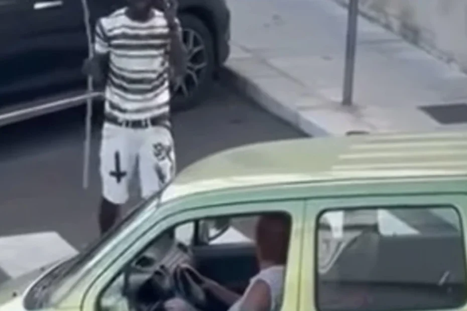 Martina Franca, un uomo danneggia diverse auto con una spranga: bloccato dai passanti