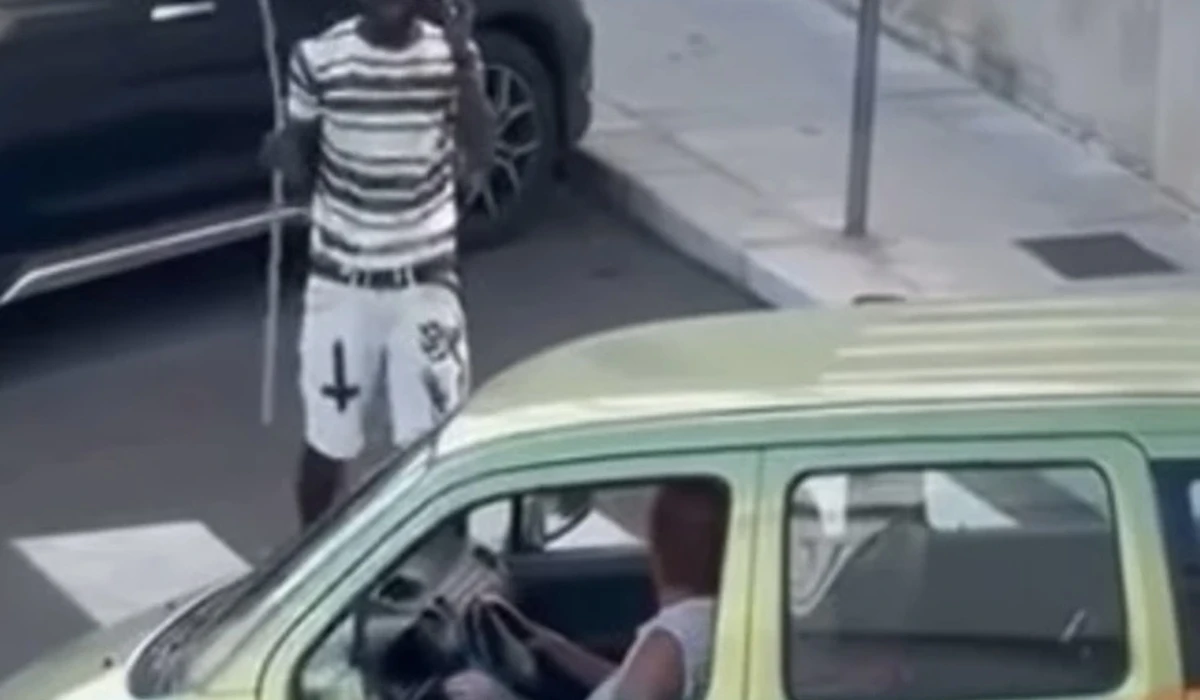 Martina Franca, un uomo danneggia diverse auto con una spranga: bloccato dai passanti