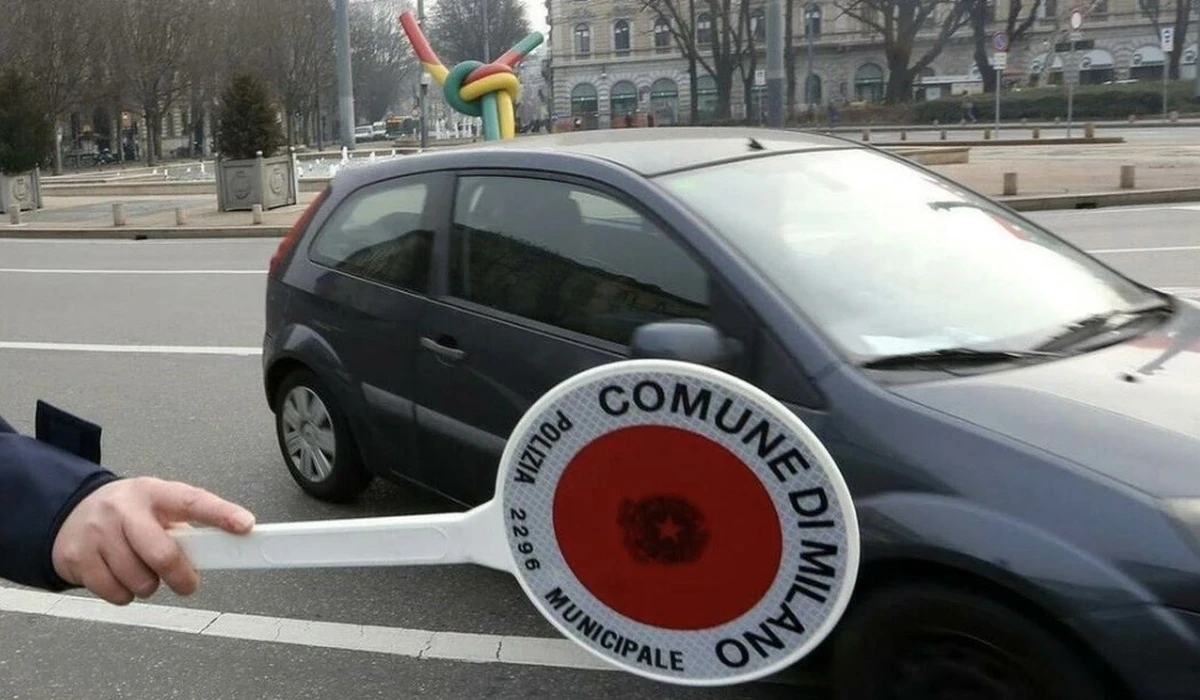 Automobilisti, arriva lo stop per questi motori dal 1° ottobre: chi rischia la multa
