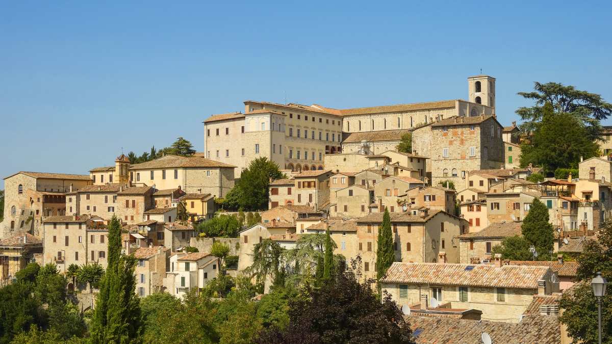 Pensionati nei borghi con tasse ridotte: la proposta del presidente Covip per rilanciare le aree interne
