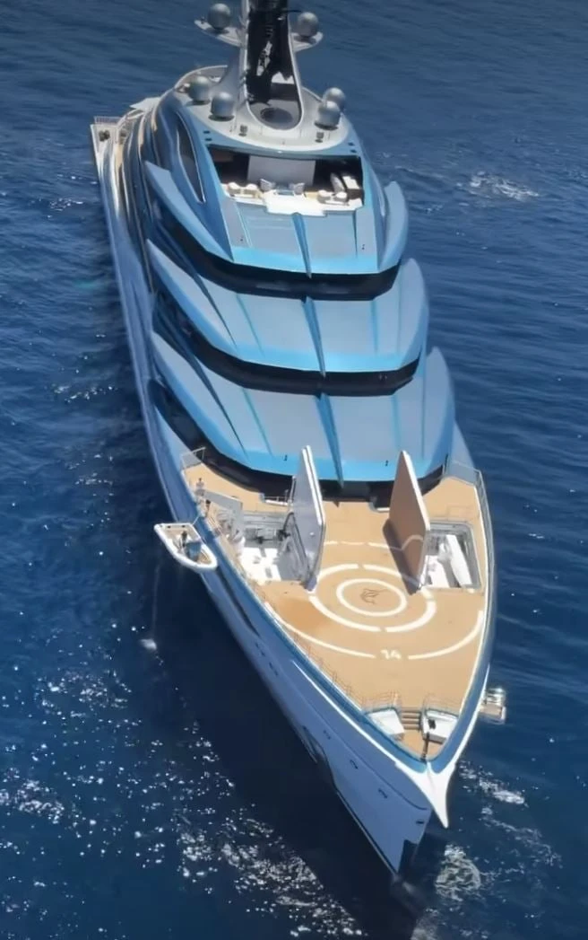 Arriva in Italia con questo mega yacht da 450 milioni, poi la scoperta: chi è il proprietario