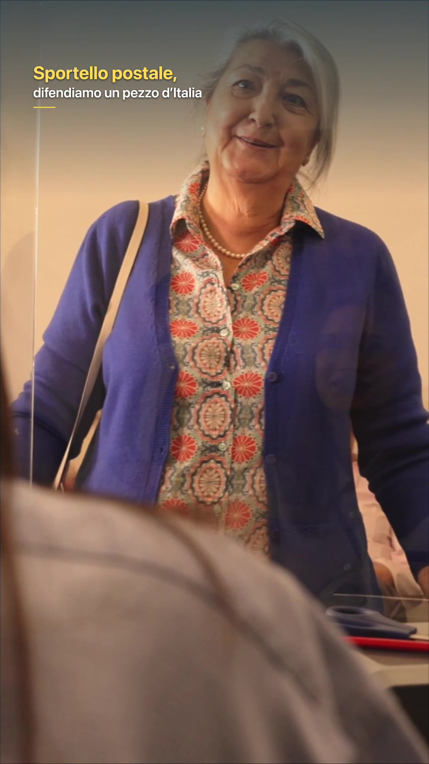 Cliente anziana allo sportello nel secondo spot SLP-CISL